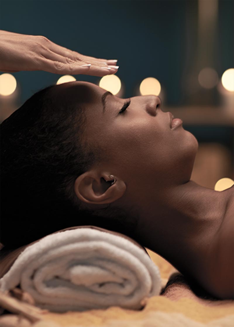 Persona recibiendo energía Reiki en sesión de sanación de Quinto Mundo con Laura Vega Redondo en Las Rozas